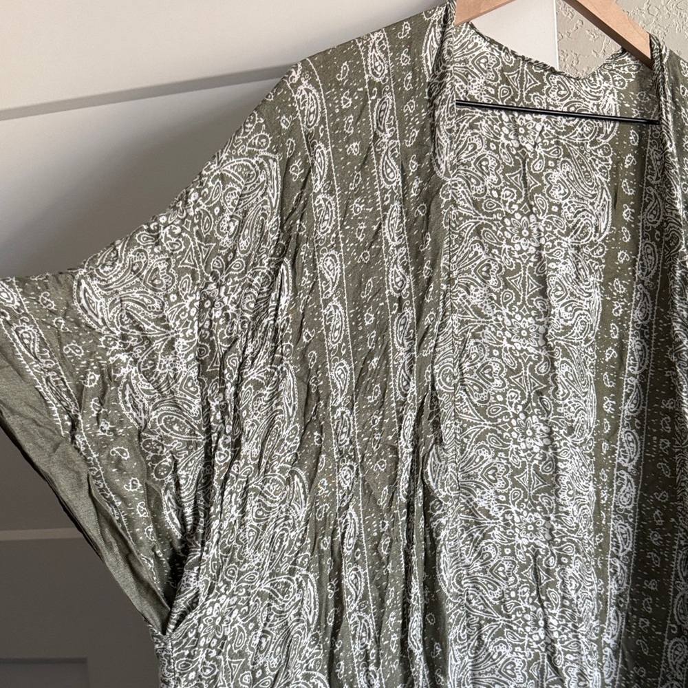 Elegant Green and Gray Long Kimono - Picture 2 of 6